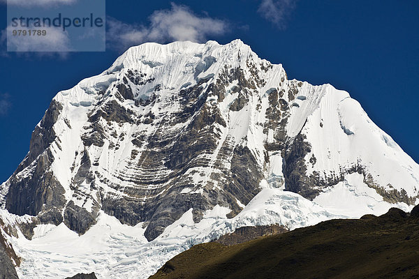 Schneebedeckter Berg  Siula Grande  Gebirgszug Cordillera Huayhuash  Anden  Nordperu  Peru  Südamerika