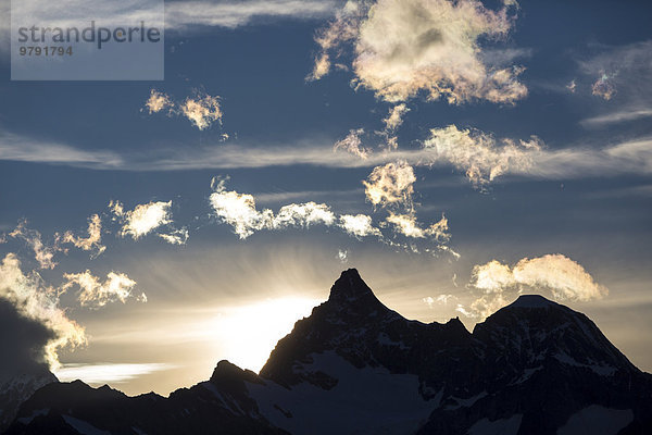 Sonnenuntergang hinter Obergabelhorn und Wellenkuppe  vom Berghaus Fluhalp aus  Zermatt  Wallis  Schweiz  Europa