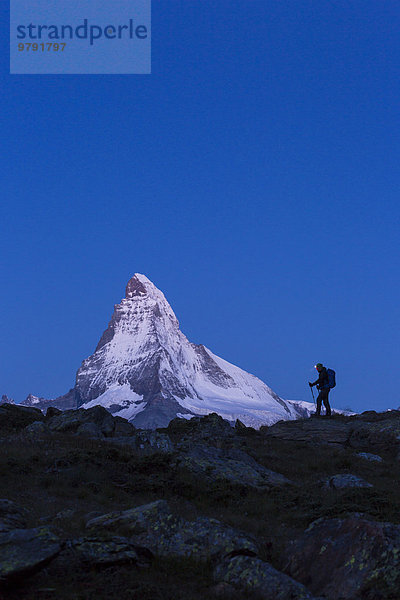 Matterhorn mit Wanderer  Morgenstimmung  Zermatt  Wallis  Schweiz  Europa