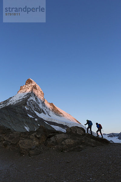 Zwei Bergsteiger am Aufstieg zum Matterhorn  Zermatt  Wallis  Schweiz  Europa