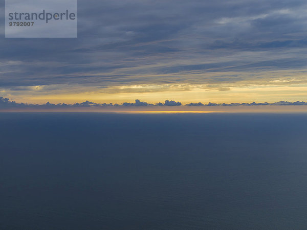 Lichtstrahlen aus den Wolken auf das Meer  Conero  Marken  Italien  Europa