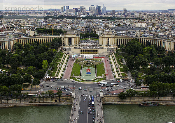 Jardin de Trocadero  Place du Trocadéro et du 11 Novembre  dahinter Stadtteil La Defense  Île-de-France  Frankreich  Europa