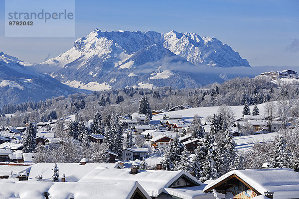 Ortsansicht im Winter  hinten das Kaisergebirge in Tirol  Reit im Winkl  Chiemgau  Oberbayern  Bayern  Deutschland  Europa