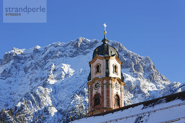 Pfarrkirche St. Peter und Paul  Mittenwald  hinten das Karwendel  Werdenfelser Land  Oberbayern  Bayern  Deutschland  Europa