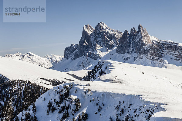 Ausblick von der Raschötz auf die Geislerspitzen  links das Villnösstal  Dolomiten  Südtirol  Italien  Europa