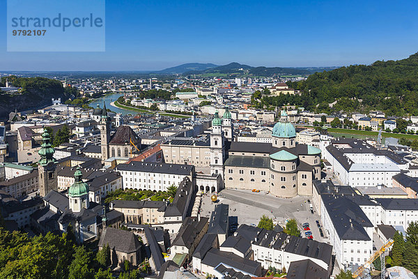 Ausblick von Festung Hohensalzburg auf die Altstadt  UNESCO Welterbe  vorne Kapitelplatz und Salzburger Dom  Altstadt  Salzburg  Salzburger Land  Österreich  Europa