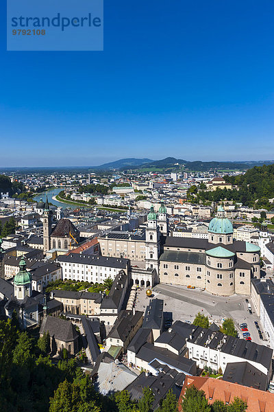Ausblick von Festung Hohensalzburg auf die Altstadt  UNESCO Welterbe  vorne Kapitelplatz und Salzburger Dom  Altstadt  Salzburg  Salzburger Land  Österreich  Europa
