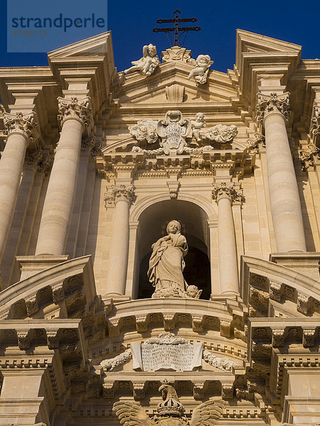 Skulptur vor dem Barockdom  Kathedrale Santa Maria delle Colonne  Dom von Syrakus  Domplatz  UNESCO Weltkulturerbe  Ortigia  Syrakus  Sizilien  Italien  Europa