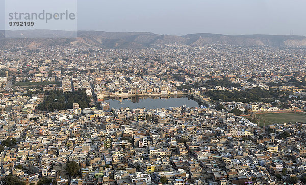 Ausblick auf den See Tal Katora und die Stadt Jaipur  von Nahargarh Fort  Rajasthan  Indien  Asien