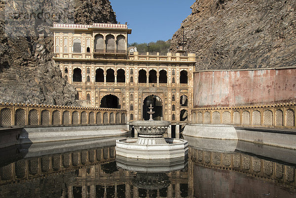 Wasserbehälter am Affentempel  Galtaji  Jaipur  Rajasthan  Indien  Asien