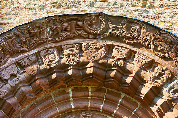 Normanische  romanische Reliefs von Drachen und Fabelwesen  circa 1140  Süd-Eingang der Kirche St. Mary and St. David  Kilpeck  Herefordshire  England  Großbritannien  Europa