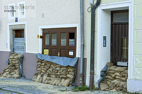 Hochwasserschutz mit Sandsäcken und Schutzwand aus Stahl-Lamellen vor Haustüren und Garagentor  Ort  Altstadt  Passau  Niederbayern  Bayern  Deutschland  Europa