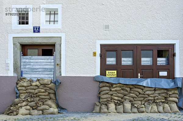 Hochwasserschutz mit Sandsäcken und Schutzwand aus Stahl-Lamellen vor Haustür und Garagentor  Ort  Altstadt  Passau  Niederbayern  Bayern  Deutschland  Europa