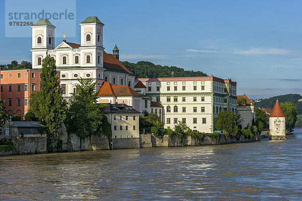 Jesuitenkirche St. Michael  Schaiblingsturm  überschwemmte Uferpromenade von Fluss Inn bei Hochwasser  Innkai  Altstadt  Passau  Niederbayern  Bayern  Deutschland  Europa