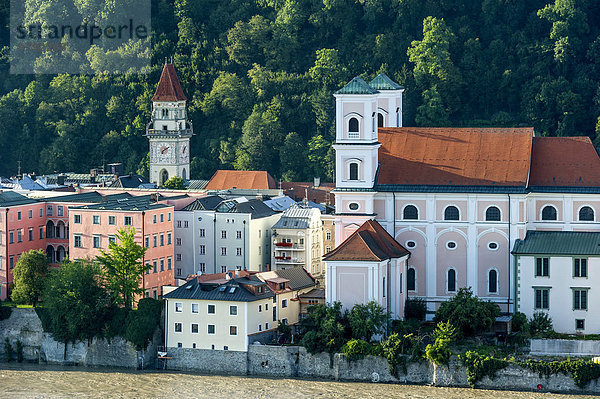 Rathausturm  Jesuitenkirche St. Michael  überschwemmte Uferpromenade von Fluss Inn bei Hochwasser  Innkai  Altstadt  Passau  Niederbayern  Bayern  Deutschland  Europa