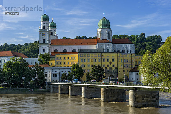 Barocker Dom St. Stephan  auch Stephansdom  Fluss Inn  Marienbrücke  Altstadt  Passau  Niederbayern  Bayern  Deutschland  Europa