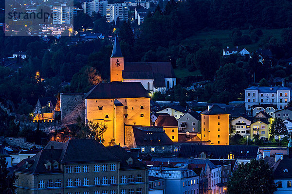 Burg Veste Niederhaus  dahinter Pfarrkirche St. Severin und moderne Wohnhäuser  Altstadt  Passau  Niederbayern  Bayern  Deutschland  Europa