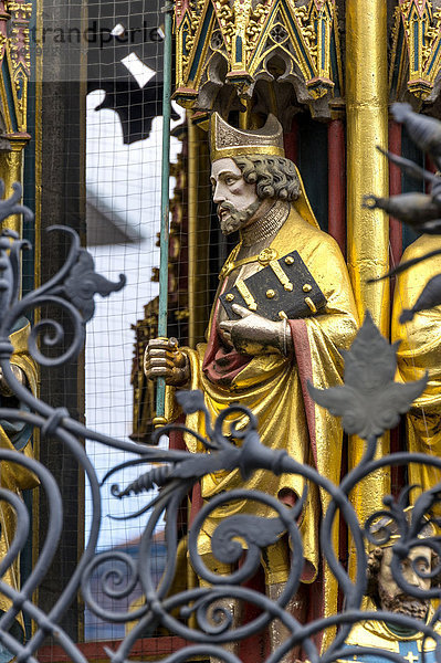 Gotische Figur Erzbischof von Mainz  Schöner Brunnen  Nürnberg  Mittelfranken  Franken  Bayern  Deutschland  Europa