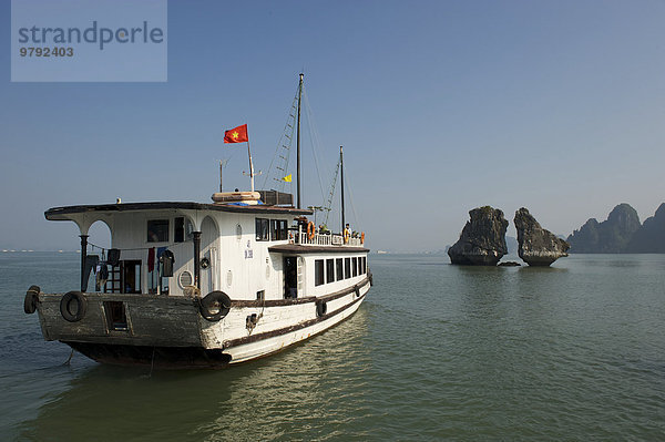 Ausflugsboot  Halong-Bucht  V?nh H? Long  Golf von Tonkin  Vietnam  Asien