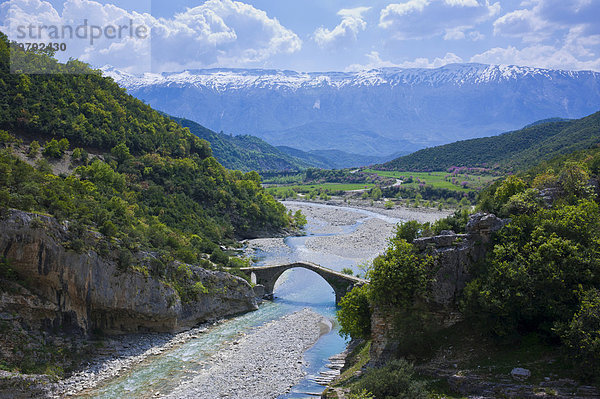 Römische Brücke von Benja über Fluss Shkumbin  Balkan  Albanien  Europa