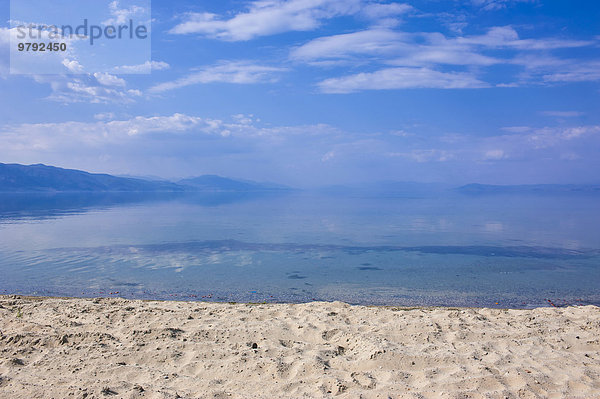 Weißer Sandstrand am Ohrid-See  Albanien  Europa