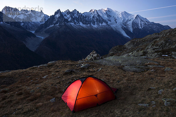Zelt am Morgen mit Ausblick auf Mont Blanc  Chamonix  Alpen  Frankreich  Europa