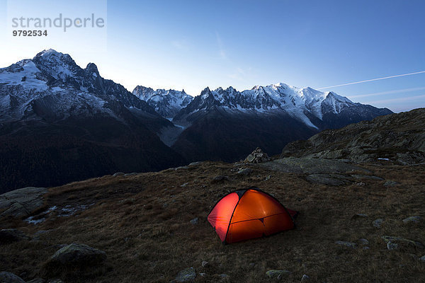 Zelt am Morgen mit Ausblick auf Mont Blanc  Chamonix  Alpen  Frankreich  Europa