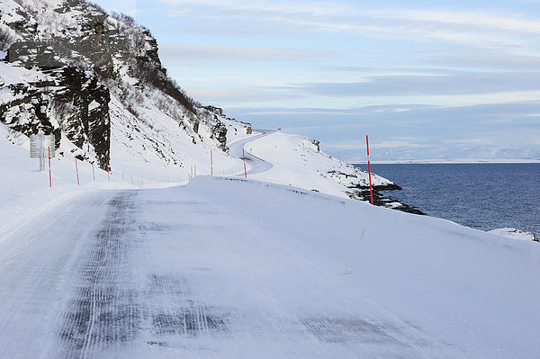 Die schneebedeckte Hauptstraße E69 am Porsangerfjord  Finnmark  Norwegen  Europa