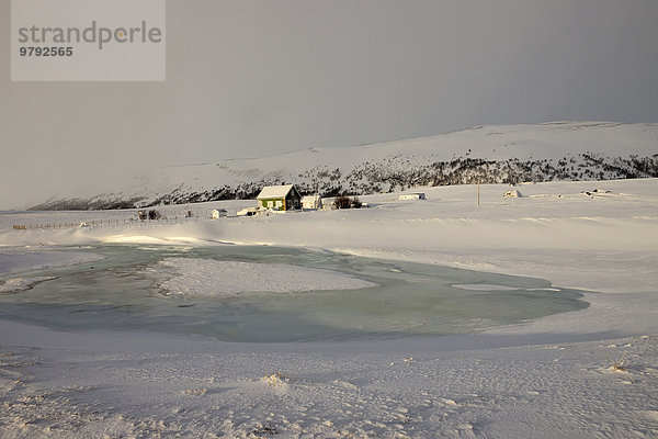 Ein abgelegenes  schneebedecktes Haus  Porsangerfjord  Finnmark  Norwegen  Europa