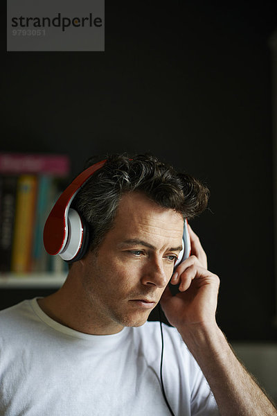 Mann mit Kopfhörer beim Hören