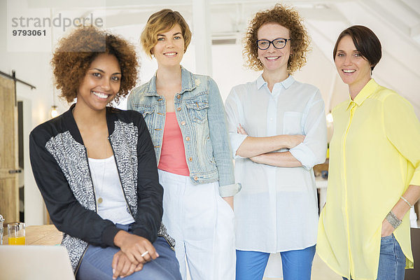 Gruppe lächelnder Frauen bei der Arbeit