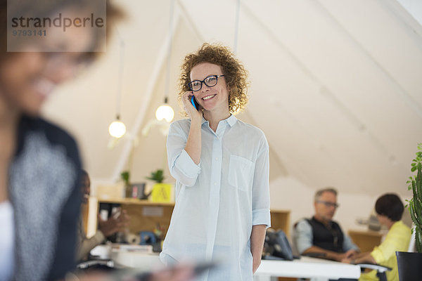 Porträt einer Frau am Telefon