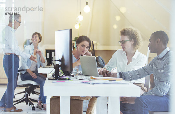 Gruppe von Büroangestellten bei der Arbeit