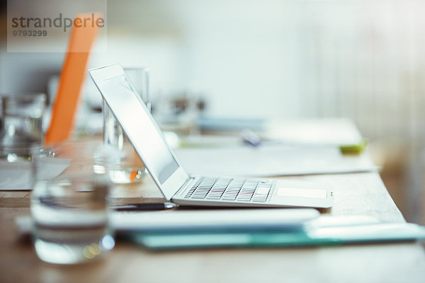 Bürobedarf  Laptop und Wasserglas auf dem Schreibtisch im Büro