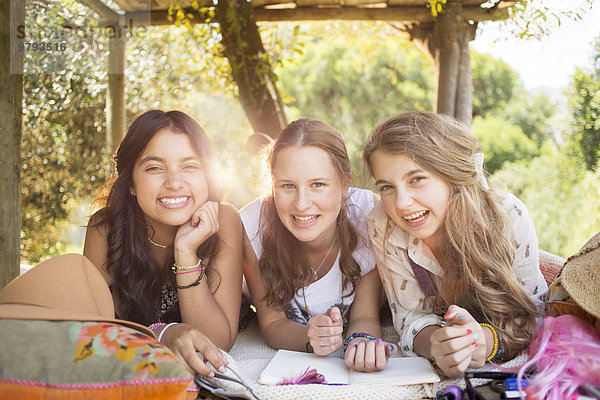 Drei Teenager-Mädchen haben im Sommer Spaß im Baumhaus