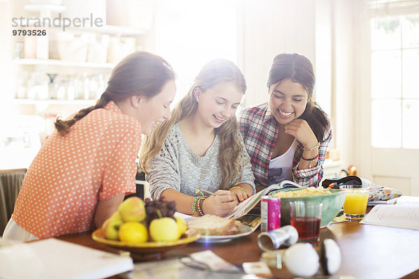 Drei Teenager-Mädchen lernen am Tisch im Esszimmer