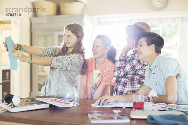 Gruppe von Teenagern  die Selfie im Esszimmer nehmen