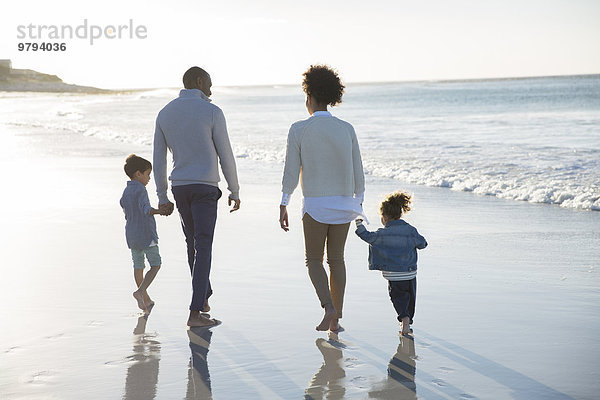 Glückliche Familie mit Spaß am Strand