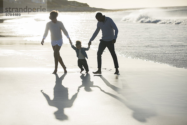 Glückliche Familie mit Spaß am Strand