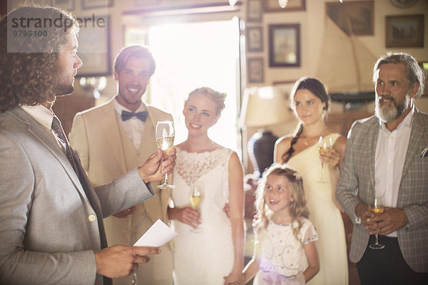 Trauzeugentoast mit Champagner und Ansprache bei der Hochzeitsfeier im Hauswirtschaftsraum