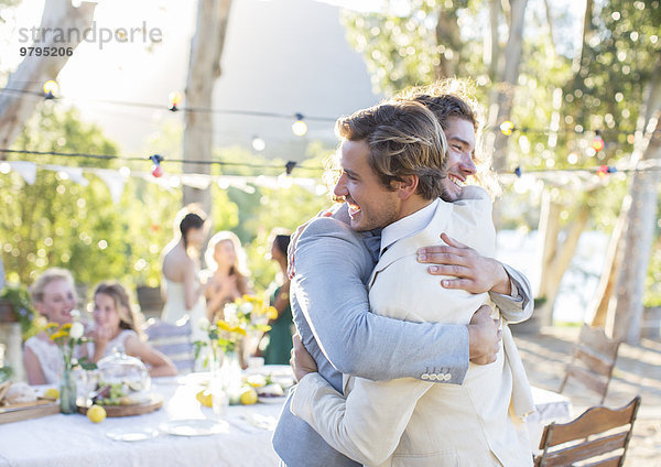 Bräutigam und Trauzeuge beim Hochzeitsempfang im Hausgarten