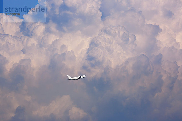 Flugzeug fliegen fliegt fliegend Flug Flüge Wolke Himmel