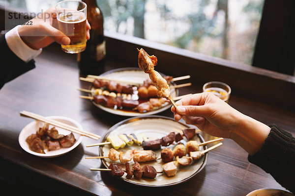 Mensch Lifestyle Menschen Yakitori essen essend isst japanisch