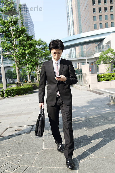 Geschäftsmann gehen japanisch Smartphone