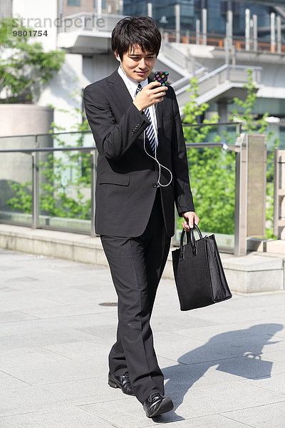 Geschäftsmann gehen japanisch Smartphone