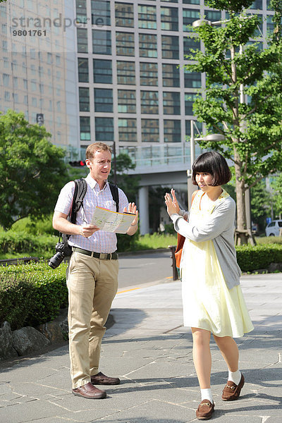 Eskapismus fragen Tourist jung Mädchen Hilfe japanisch