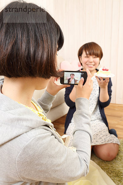 Zusammenhalt Zimmer Kuchen jung Mädchen Wohnzimmer japanisch Stück
