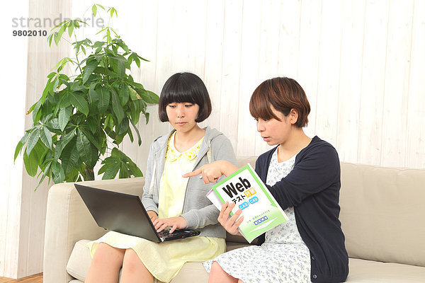 Frau Notebook Couch arbeiten jung japanisch