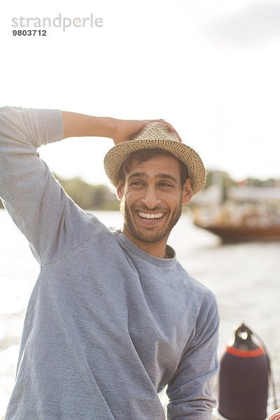 Glücklicher Mann mit Hut auf der Yacht