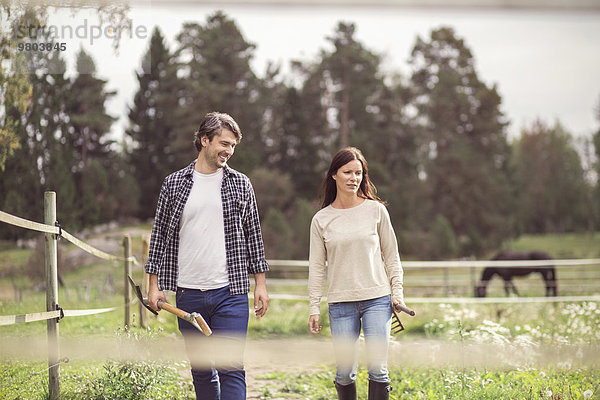 Fröhliches  erwachsenes Ehepaar auf dem Bio-Bauernhof